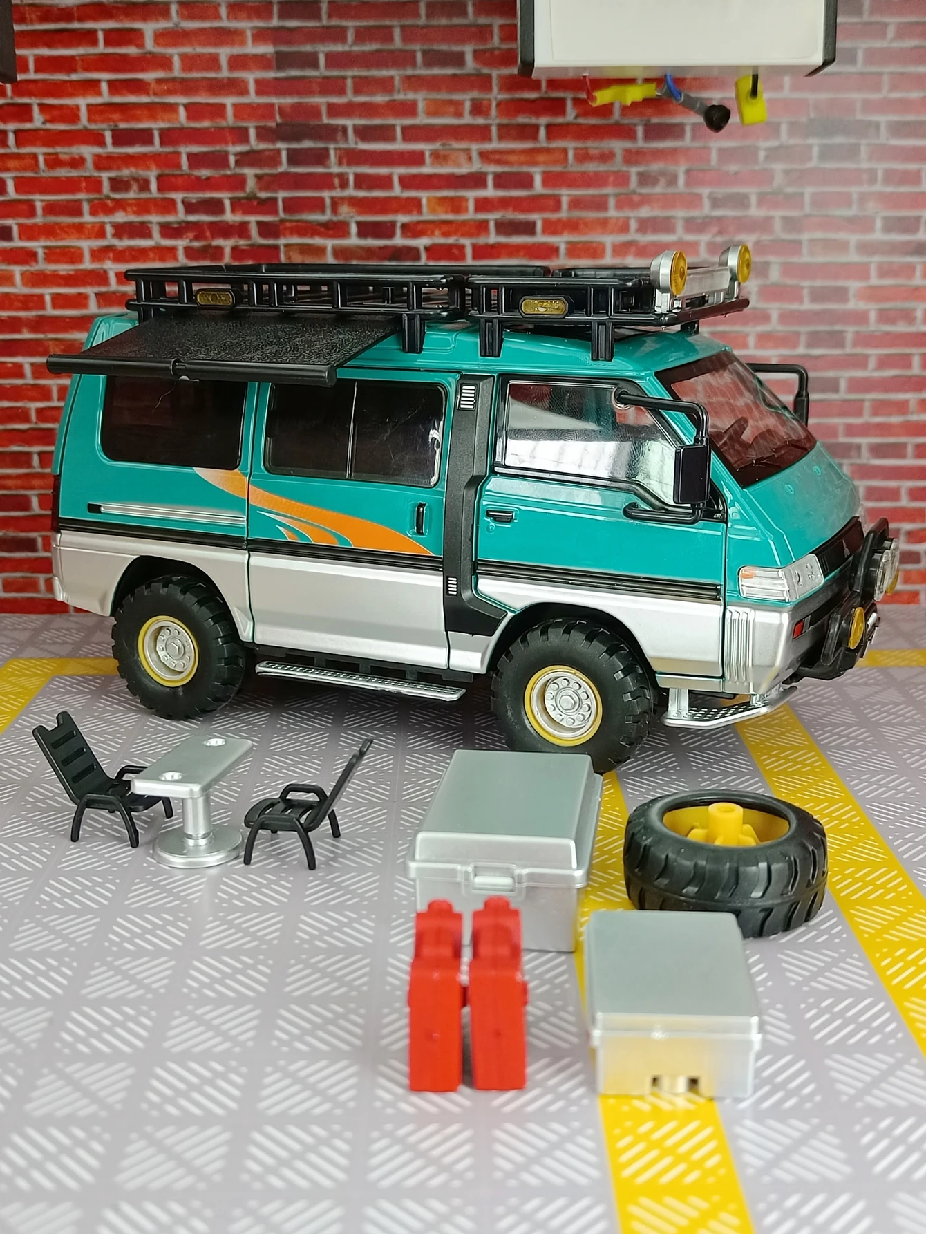 Modèle de voiture en alliage d'extérieur 1:24, van de camping acousto-optique, voiture jouet pour enfants pouvant être offerte comme cadeau d'anniversaire à des amis