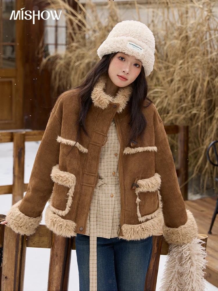 

MISHOW замшевая куртка цвета хаки для женщин, новинка зимы 2025, ретро куртка с воротником-стойкой на молнии и карманами, топ с длинными рукавами MXE88W0886