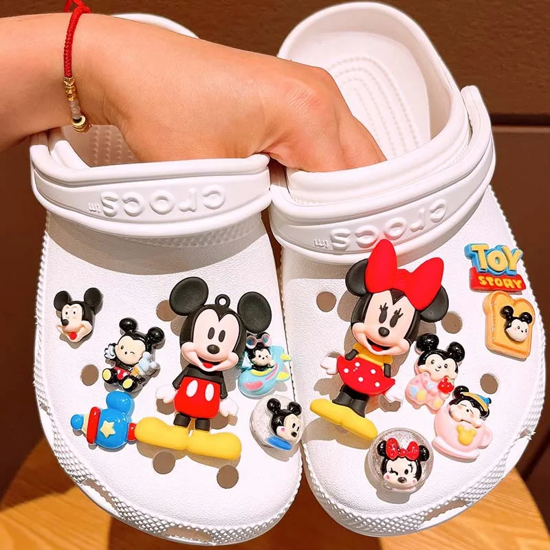 Nuovo Disney Topolino Minnie Paperino Accessori LED Ciondoli per scarpe Set di fibbie Cartoon Daisy Duck Scarpe fai da te Fascino Regali per ragazze