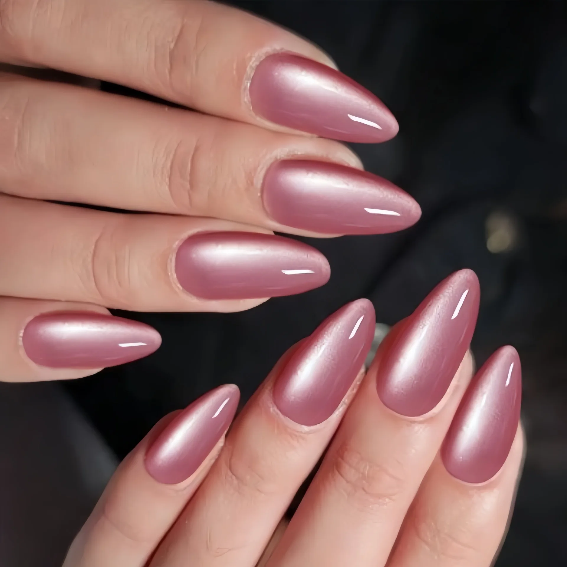 24 ชิ้นสวมใส่เล็บปลอม Simple Red Cat's Eye ความยาวกลางอัลมอนด์กดบนเล็บเคล็ดลับสีทึบเล็บเต็มรูปแบบเล็บปลอม