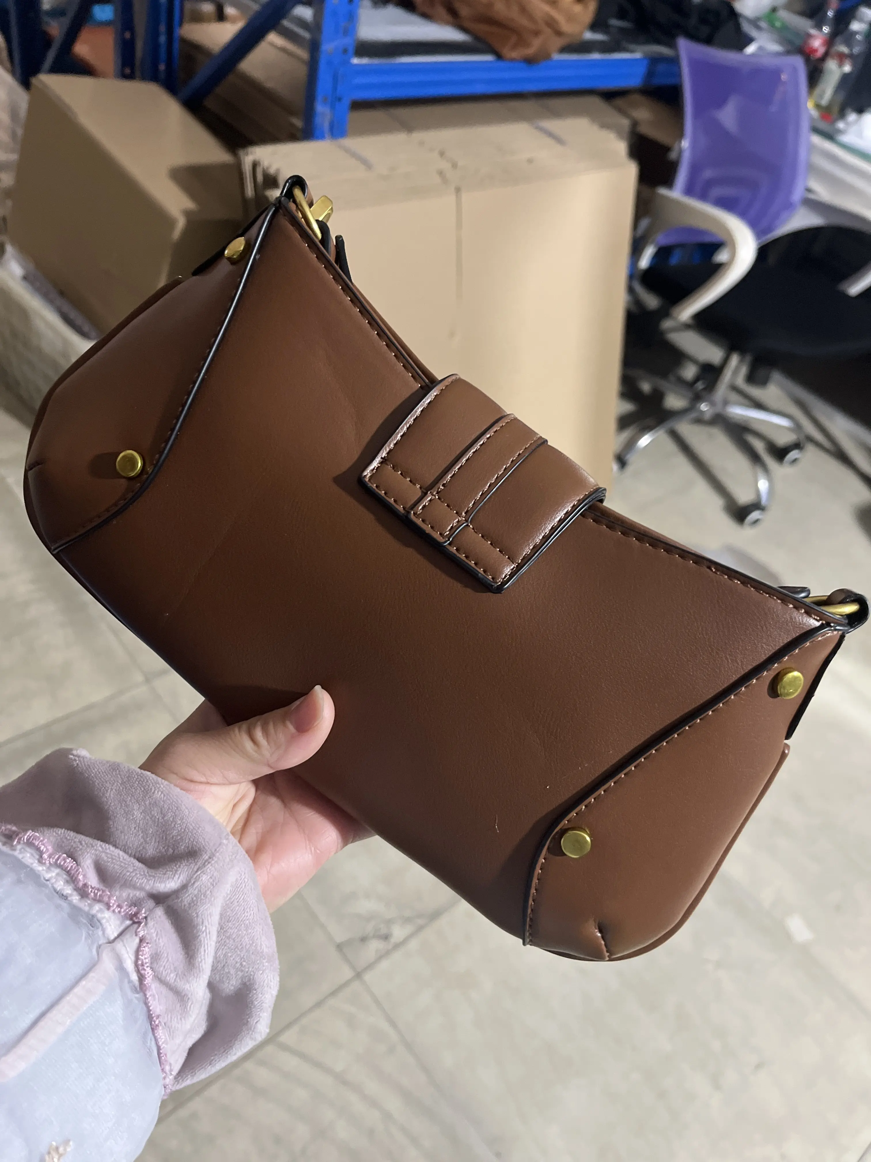 Vielseitige Designer-Handtasche mit Karabinerhaken, Damen-Umhängetasche mit Schlüsselschloss-Schnalle, Motorrad-Einkaufstasche im Biker-Stil, Braun, Reißverschluss – Detail 3