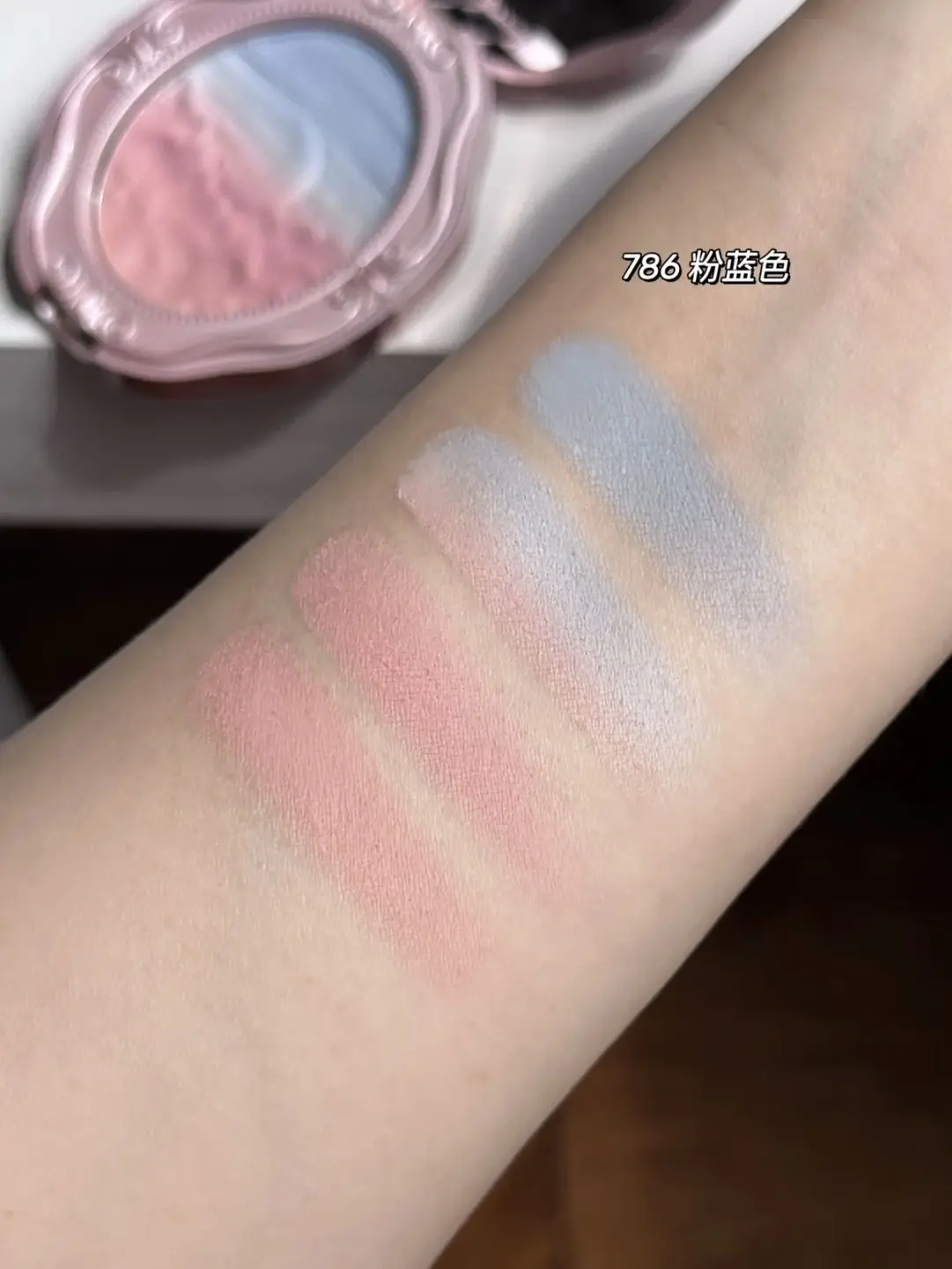 บลัชออนเนื้อแมทท์แบบนูนสามมิติ สีสันสดชัด ให้ลุคธรรมชาติ นุ่มนวล อ่อนโยน แต่งหน้าไล่เฉดสีสวยโดดเด่น พร้อมถาดบลัชออนในตัว