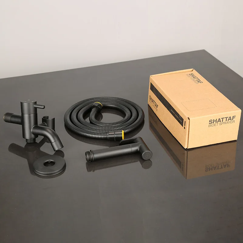 فوهة دش مطلية بالكروم باللون الأسود، دعامة توزيع المياه، خرطوم دش من مادة TPU، رفيق رذاذ المرحاض