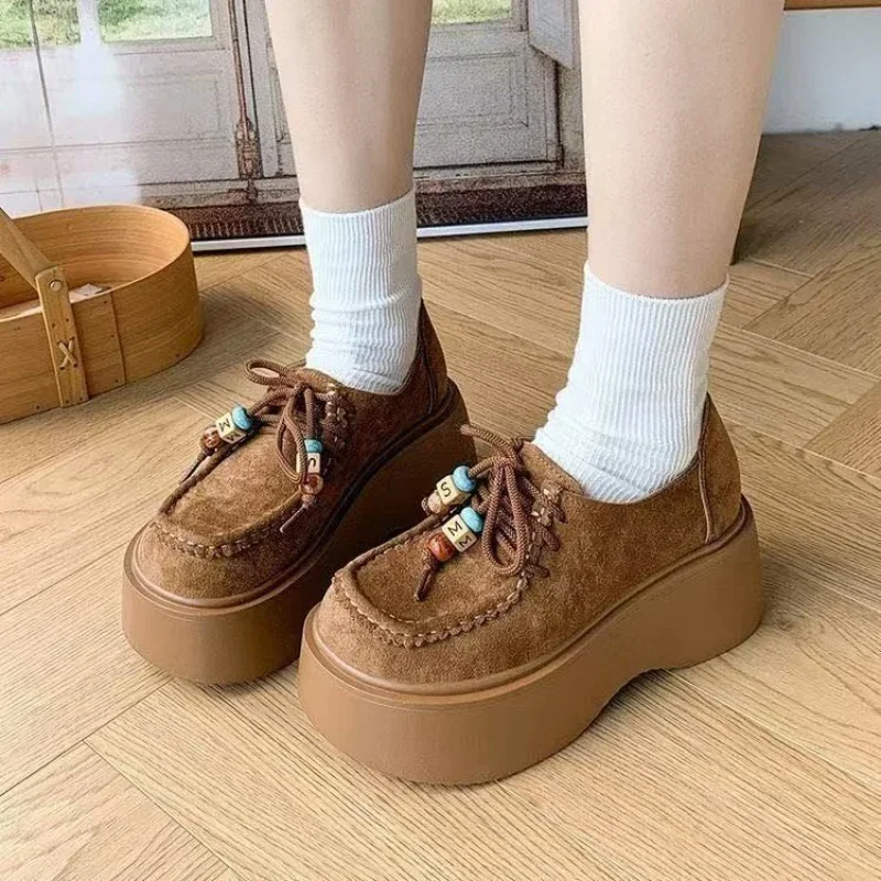 

Женские осенне-зимние лоферы в британском стиле ретро на платформе — замшевые, с разноцветным бисерным декором, на мягкой подошве, удобные повседневные туфли