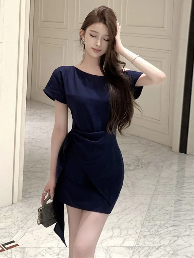 

Стильный комплект: топ с асимметричными бретелями и короткими рукавами, облегающая короткая юбка А-силуэта.