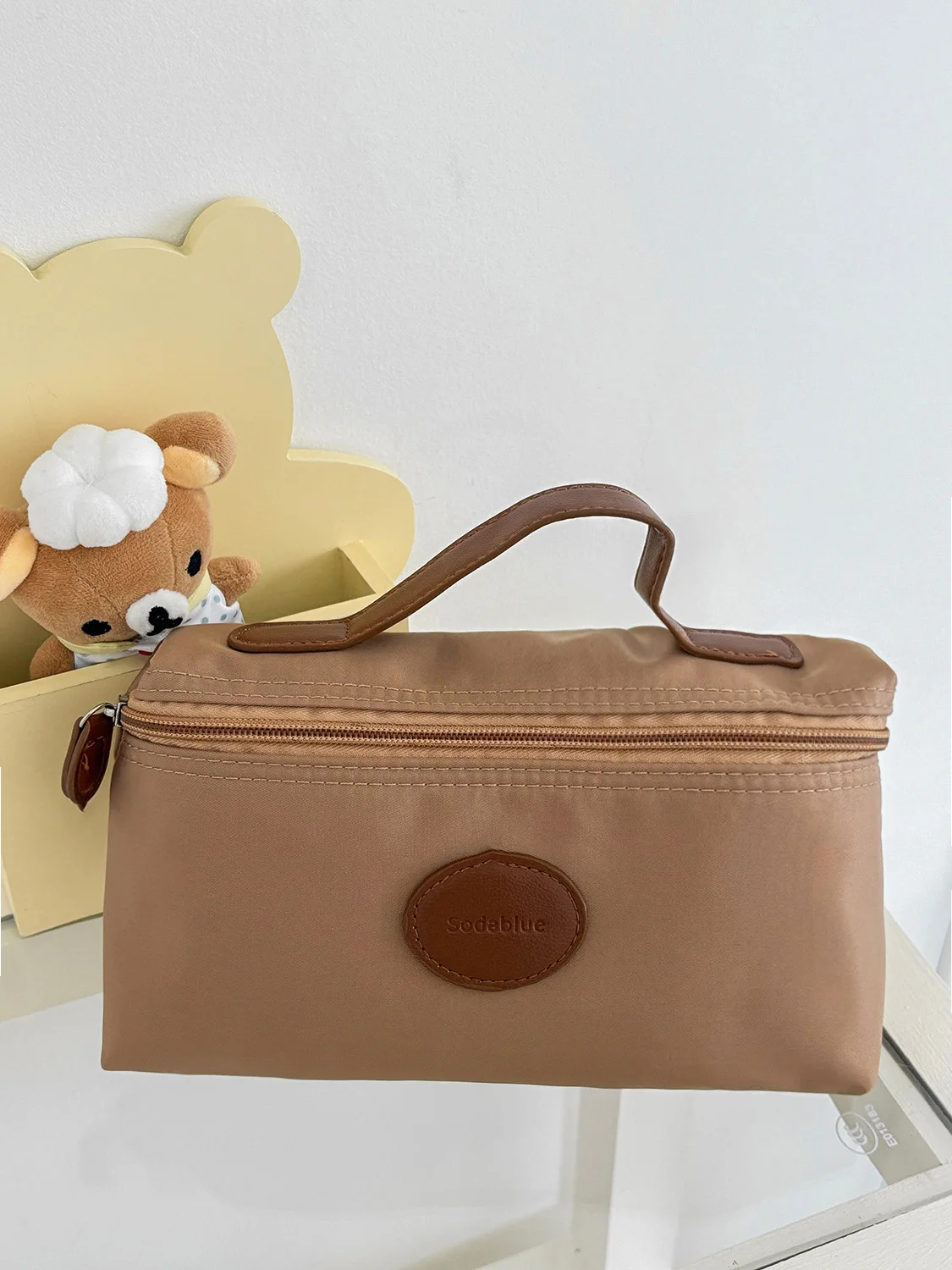 New Nylon Cosmetic Bag with Leather Label Lightweight Portable Toiletry Bag Fashion Travel Makeup Organizer for Women Men