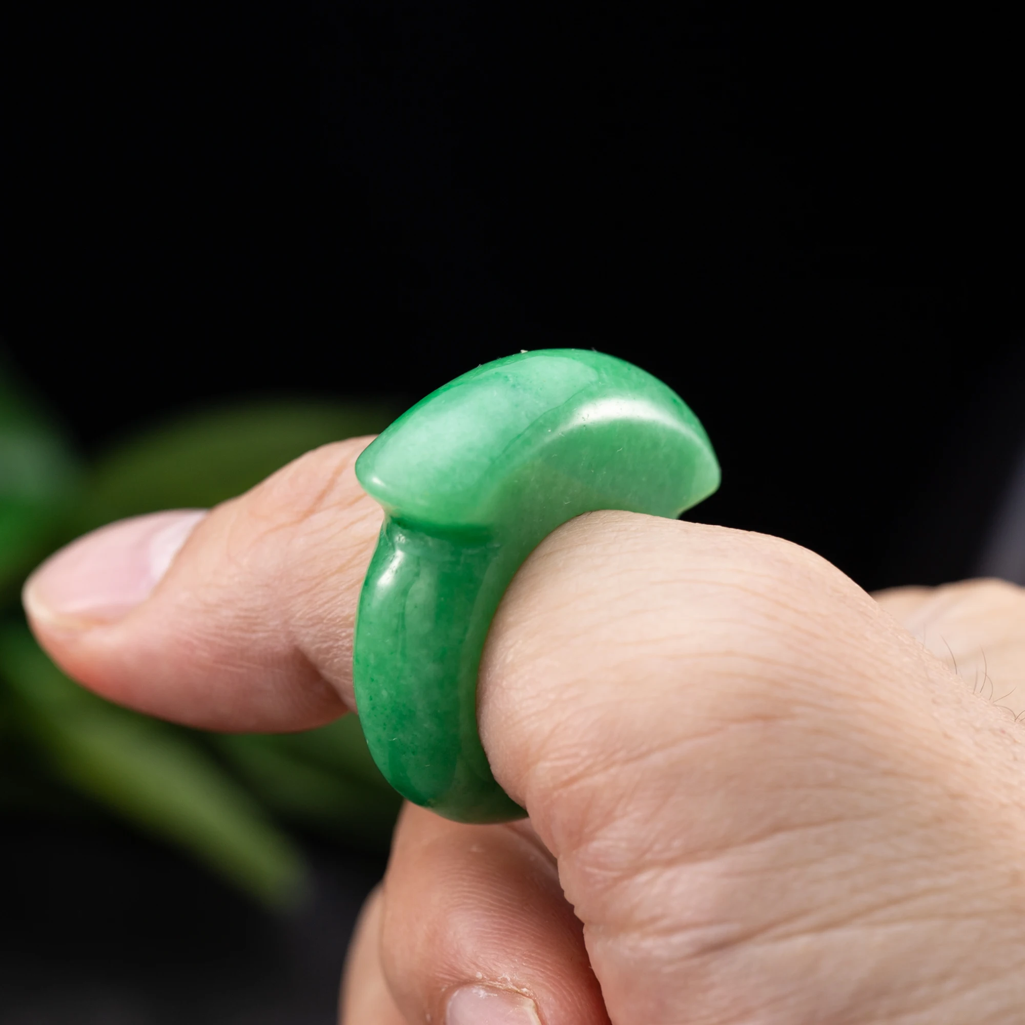 TIEMSWIND Natural Simple Fashion Green Jade Saddle Ring for Men