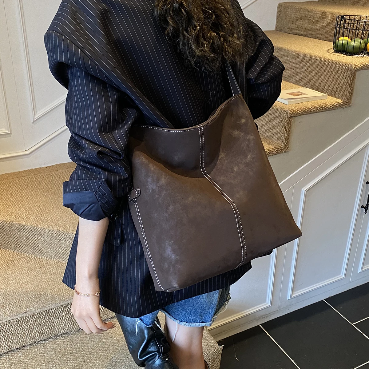 الجانب الأيسر المرأة بولي Leather حقيبة كتف جلدية 2025 الشتاء الرجعية دلو حقيبة كروسبودي الفاخرة مصمم الاتجاه حقائب اليد والمحافظ النسائية