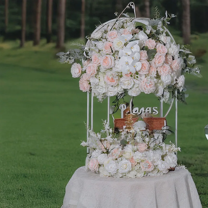 les-arrangements-floraux-de-table-de-80cm-sont-prets-maximisant-l'atmosphere-pour-la-decoration-de-table-de-mariage-avec-des-boules-de-fleurs-bougeoirs-vases