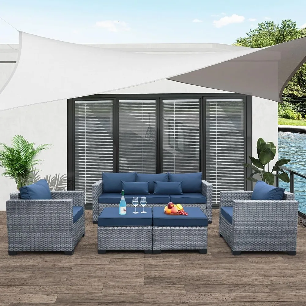 

Набор мебели для патио, плетеный набор для бесед на открытом воздухе из 5 предметов с всепогодным полиэтиленовым ротангом, противоскользящими подушками и пуфиками, Sectiona