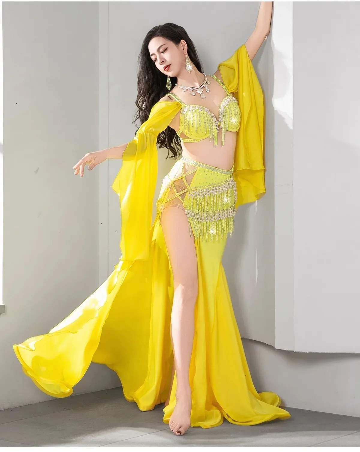 جديد أداء الرقص الشرقي الملابس اللؤلؤ شرابة النساء الرقص الشرقي الفردي فريق المنافسة مرحلة أزياء مسرحية