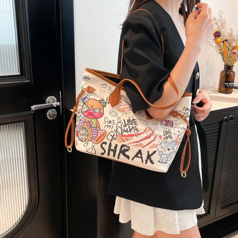 حقيبة يد Bear Doodle للنساء - طباعة جرافيتي، سعة كبيرة، حقيبة كتف متعددة الاستخدامات