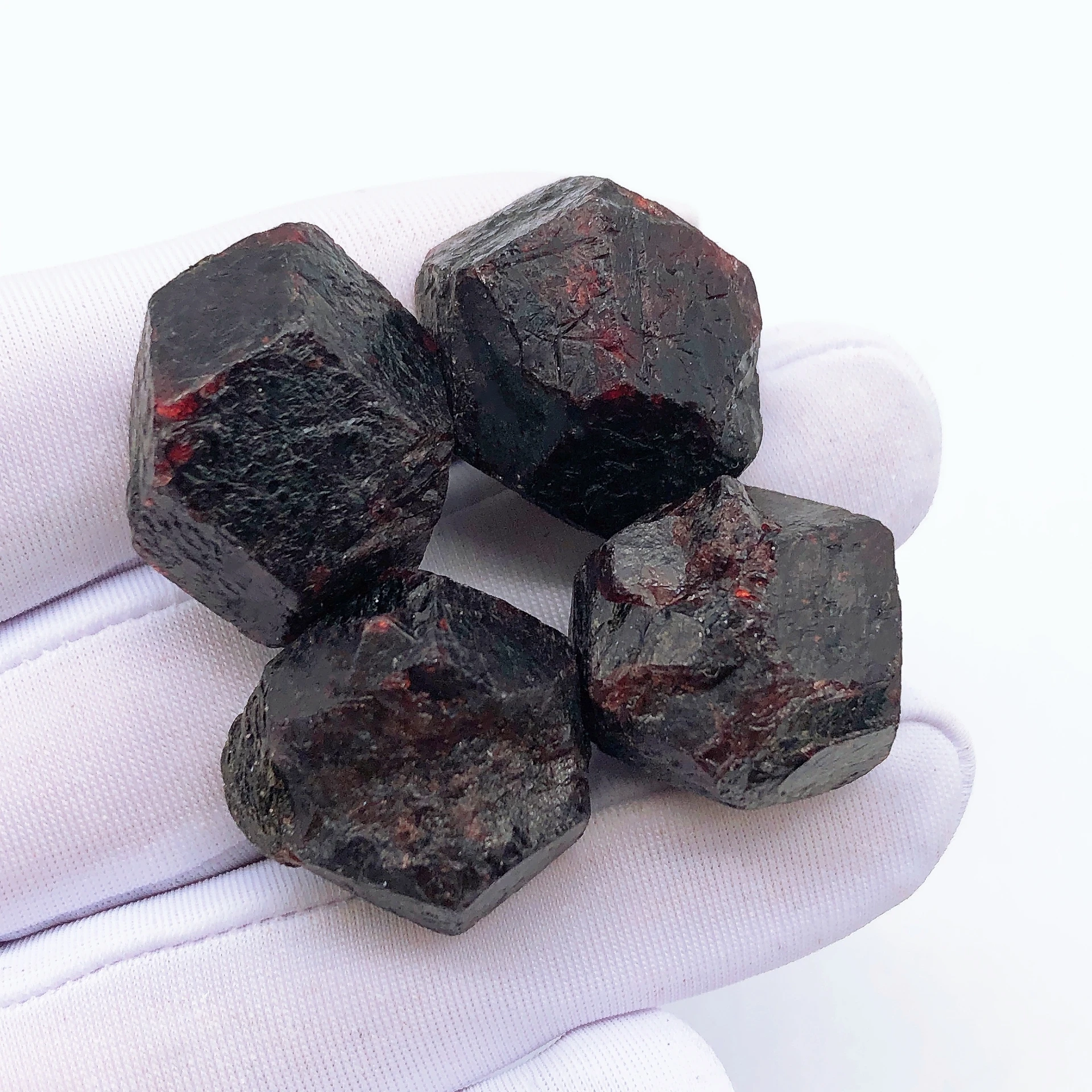 Red Garnet Ore Natural Original Energy Stone Rough Quartz Crystal Mineral Specimens Raw Gemstone Home Decor Gift Degaussing