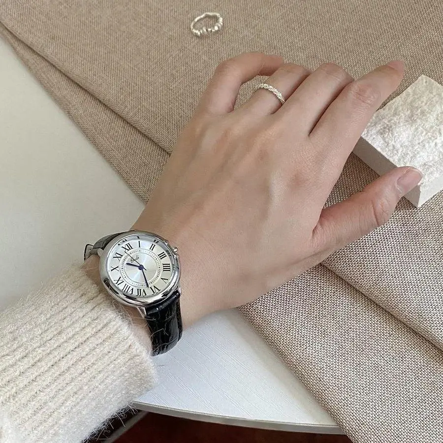 Retro Fashion SimpleWomen'S Watch With A Large Round Dial Leather Strap Versatile And Exquisite Design Stylish Quartz Wristwatch