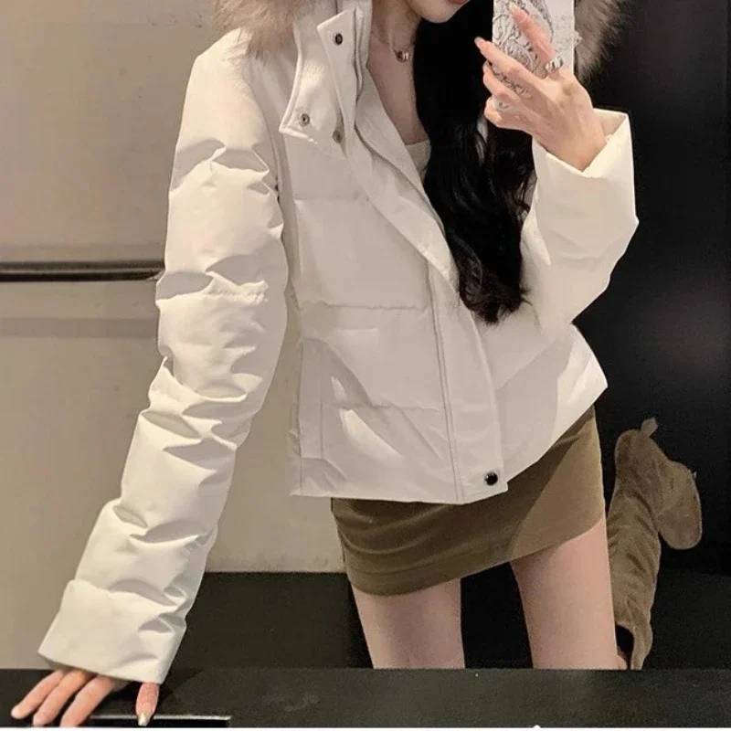 

Новинка 2025, облегающее женское зимнее короткое хлопковое пальто, белое, со съемным меховым воротником, уникальное и очень стильное