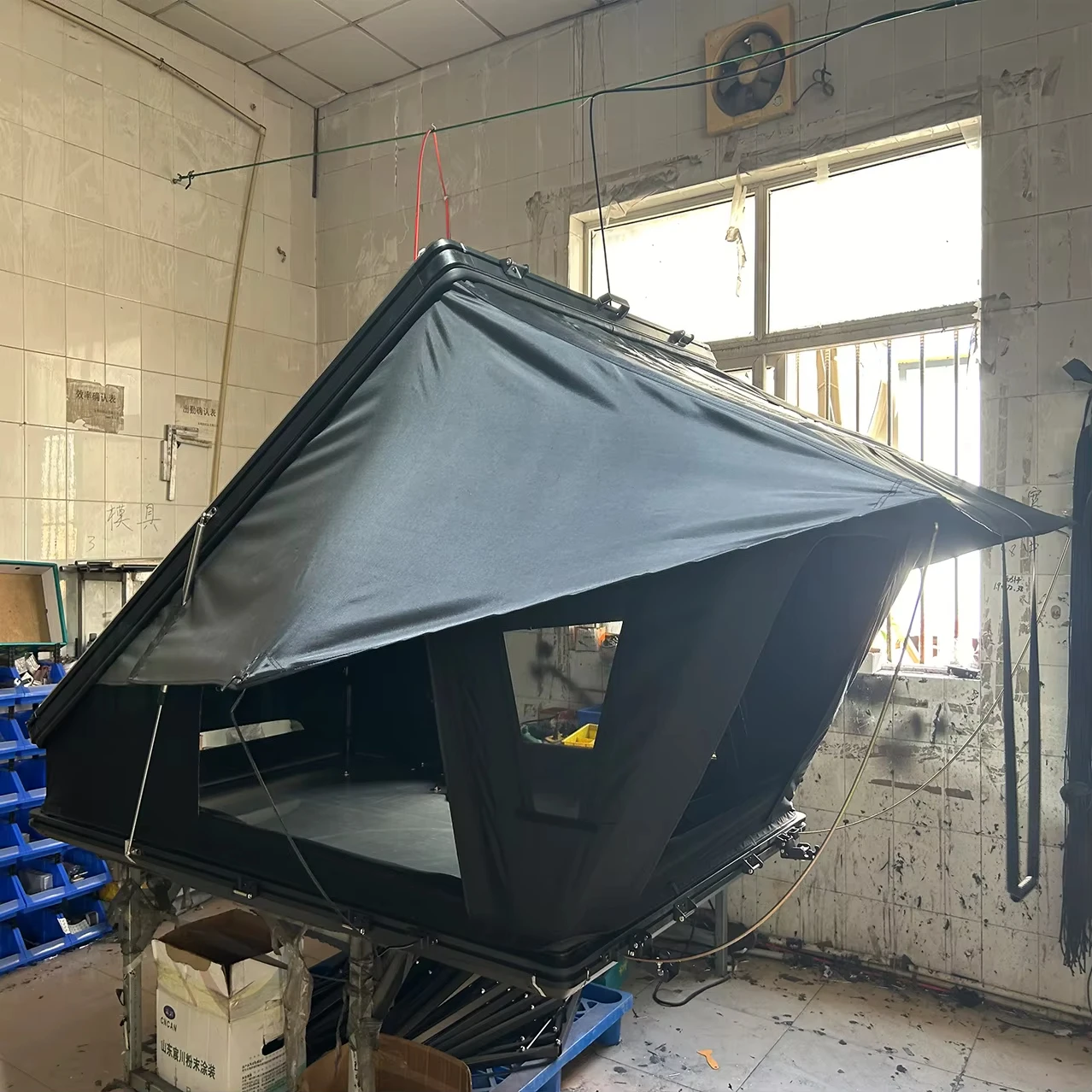 경량 삼각형 하드쉘 루프탑 텐트 클램쉘 루프탑 텐트 2인용 알루미늄 자동차 캠핑 하드쉘 루프탑 텐트