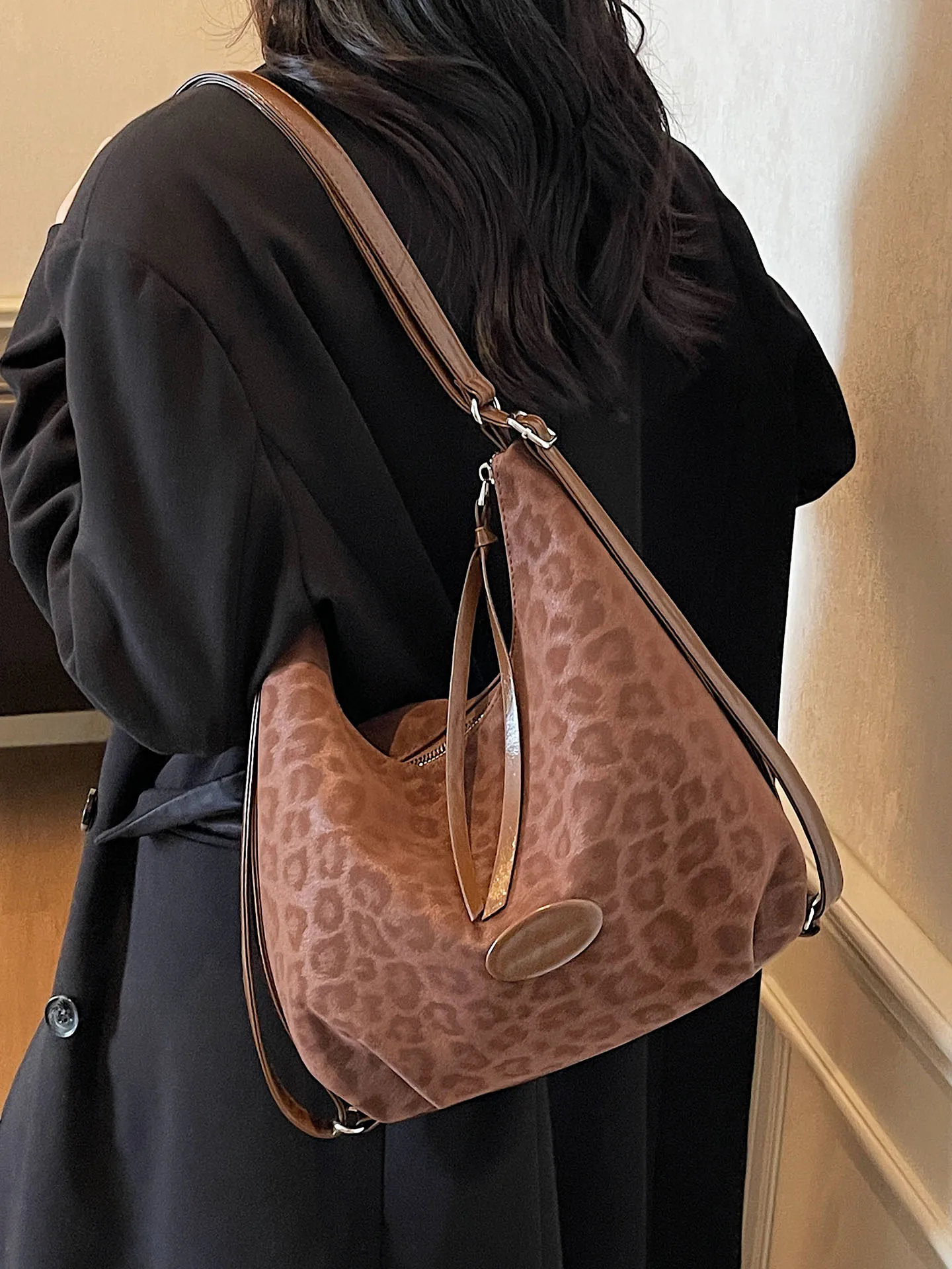 

Trendy Leopard Print Single Shoulder Bag for Women Casual Commuting Large Capacity Backpack 2025 Female Versatile Retro Handbags