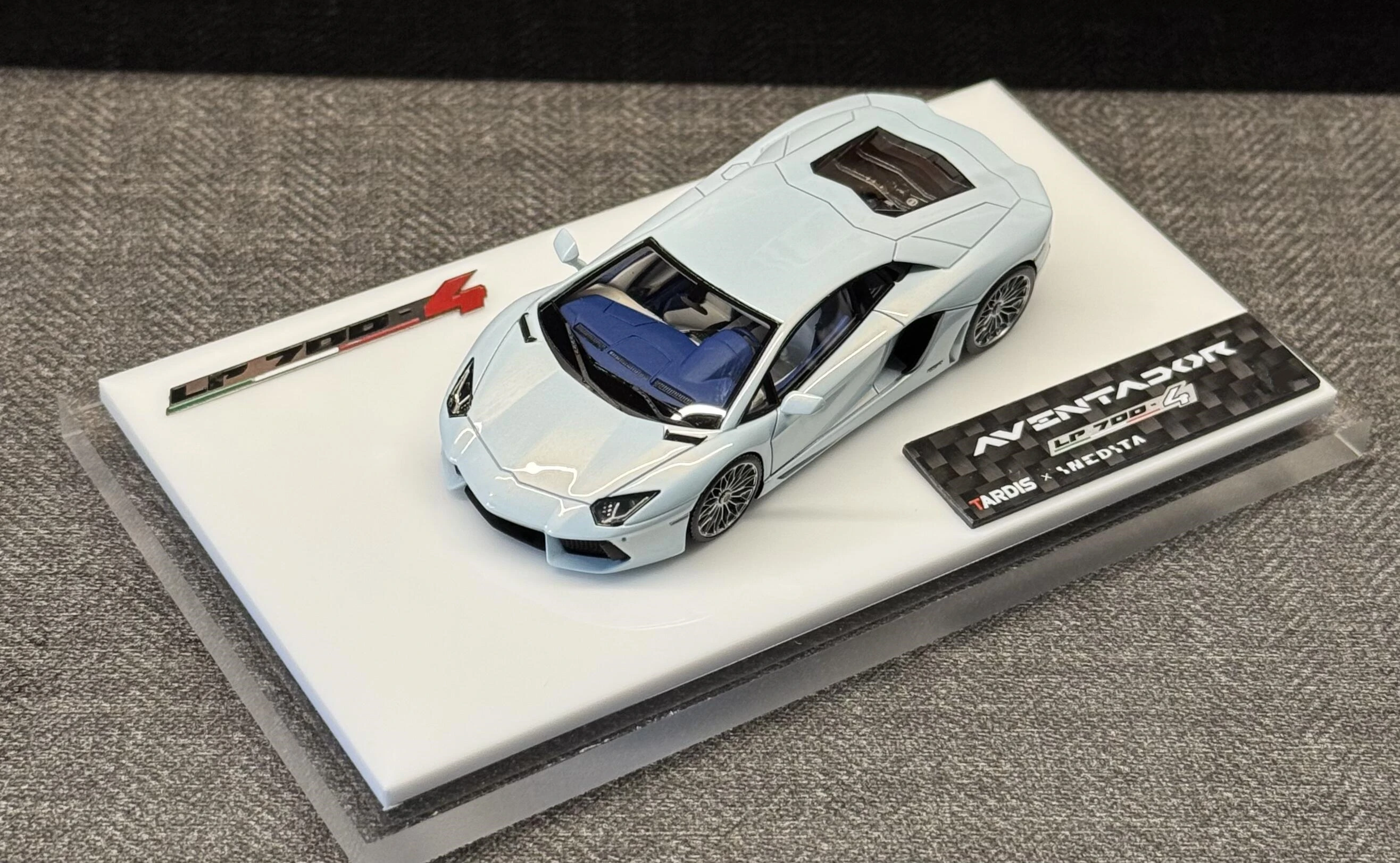 

Tardis&INEDITA 1:64 AVENTADOR LP700 White moon glaze Diecast Model Car Resin Limited edition New product