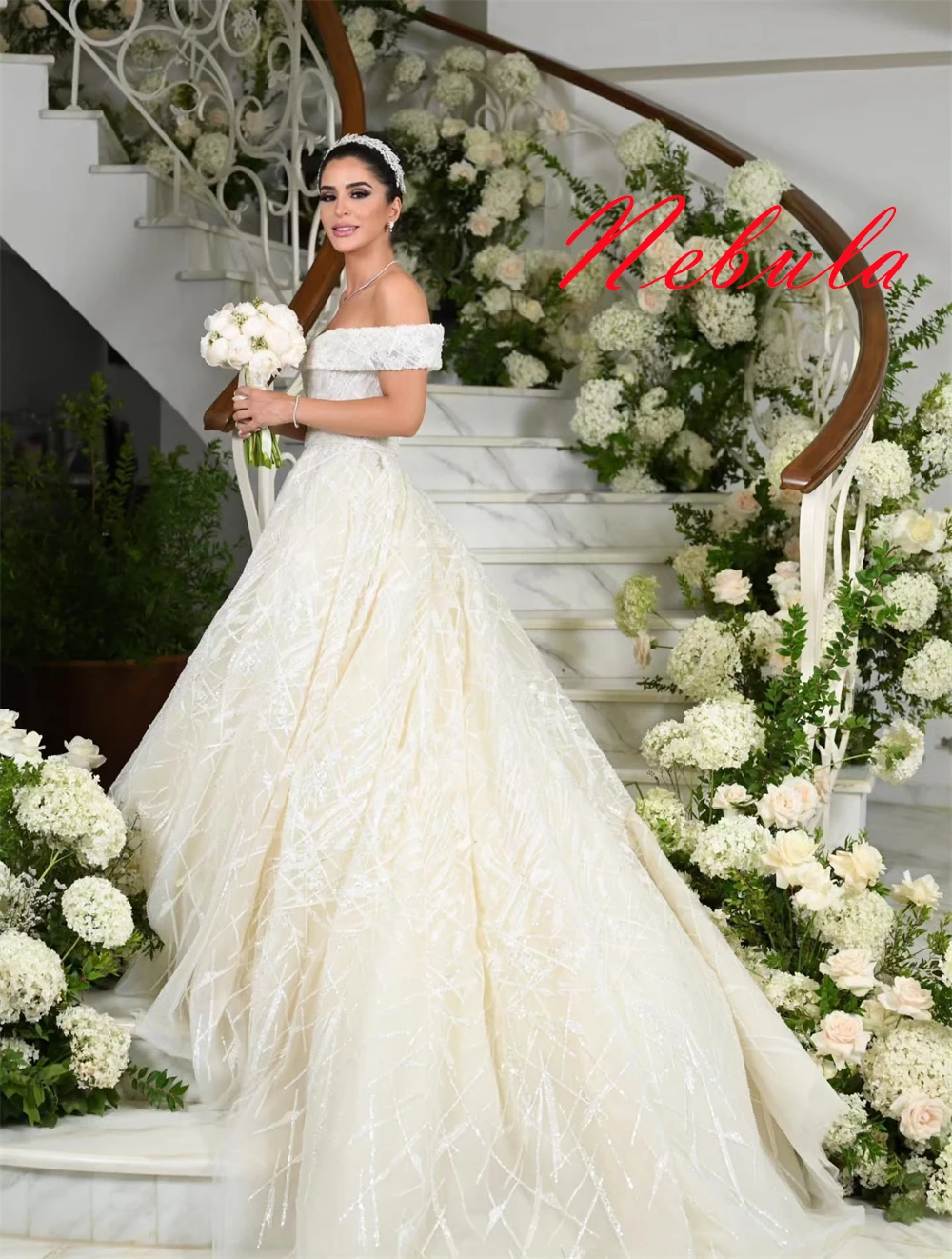 تخصيص فستان الزفاف الأبيض تول مزاجه حمالة قبالة الكتف قصيرة الأكمام أثواب الزفاف فستان قطار مصلى