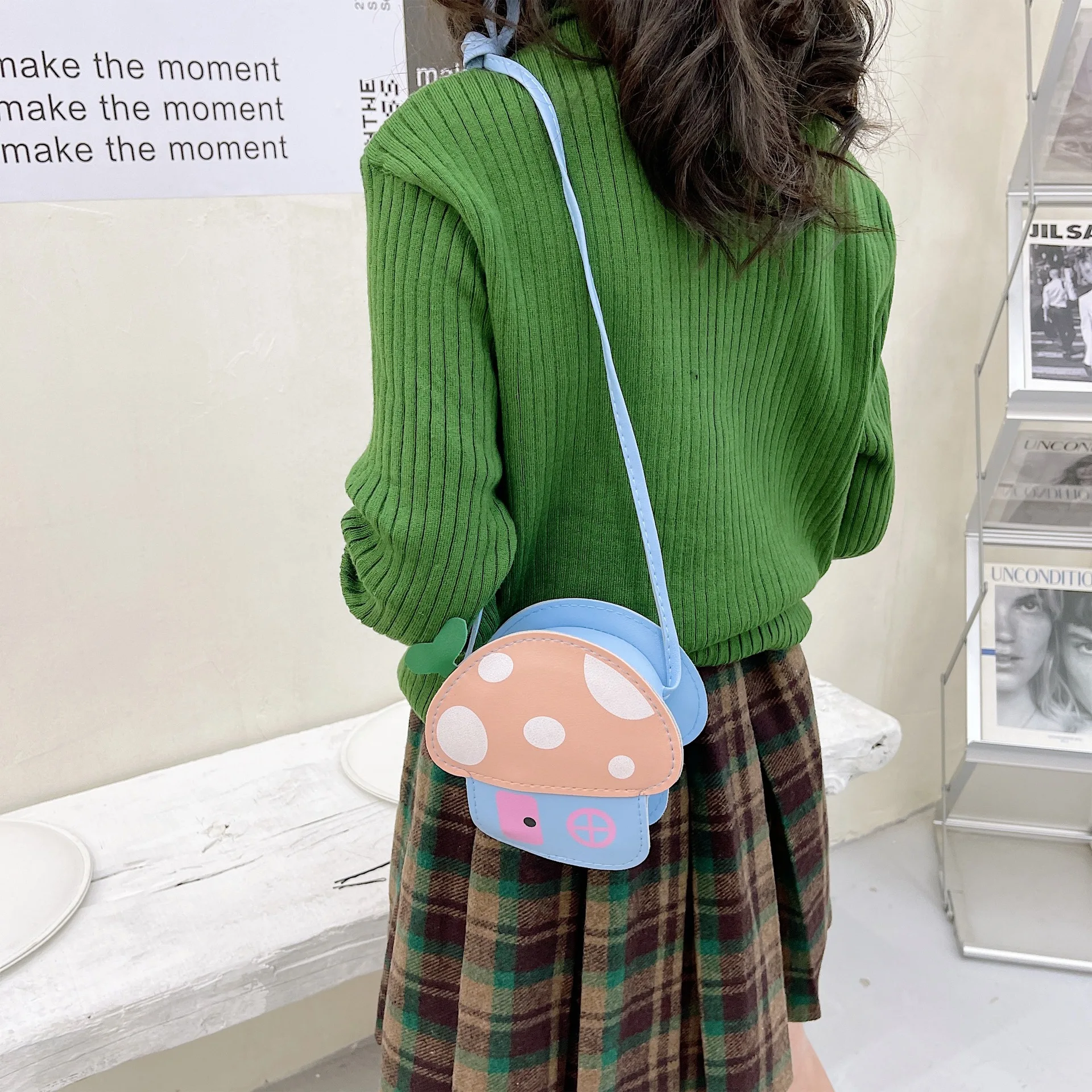 Simpatica borsa a tracolla a forma di fungo Mini borsa a tracolla in PU con design a fumetti Borsa alla moda per ragazze Accessorio quotidiano casual