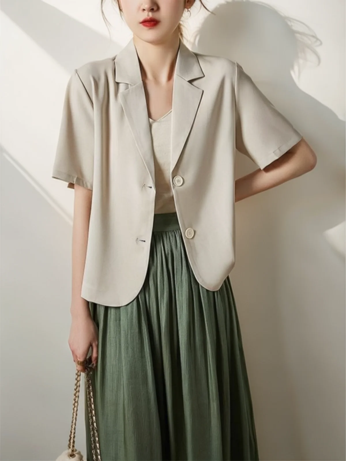 

Женский белый блейзер из поплина, приталенный, в испанском стиле, с потайной застежкой на крючки спереди, без отложного воротника, с чистым минималистичным дизайном, гладкий, простой, дышащий, эластичный.