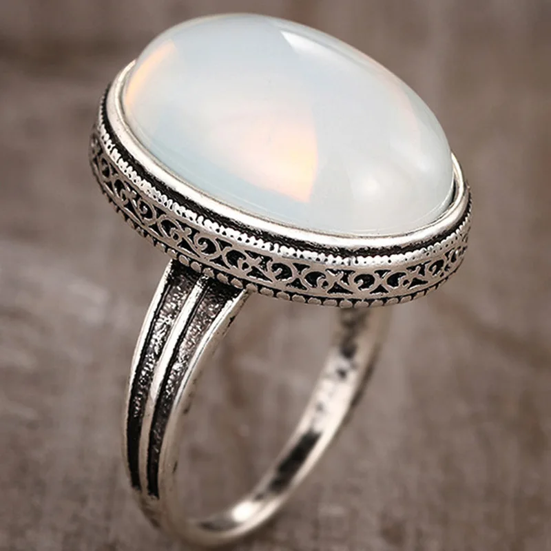 European and American Moonstone Transparent Elliptical Ring for Women, High End Retro Style, Side Smearing Texture Accessory