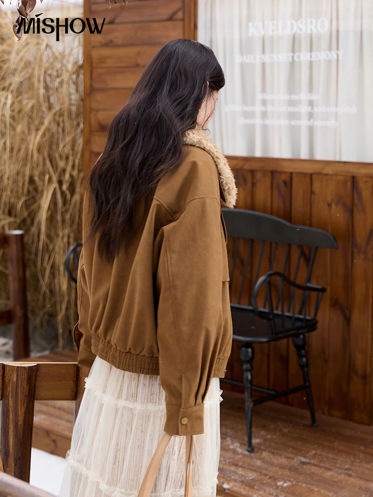 เสื้อแจ็คเก็ตหนังกลับสีน้ำตาล MISHOW สำหรับผู้หญิง คอลเลคชั่นฤดูหนาว 2025 พร้อมปกขนสัตว์ถอดได้ เสื้อโค้ทแขนยาวแบบมีซิปสำหรับใส่ทำงาน รุ่น MXE51W0876