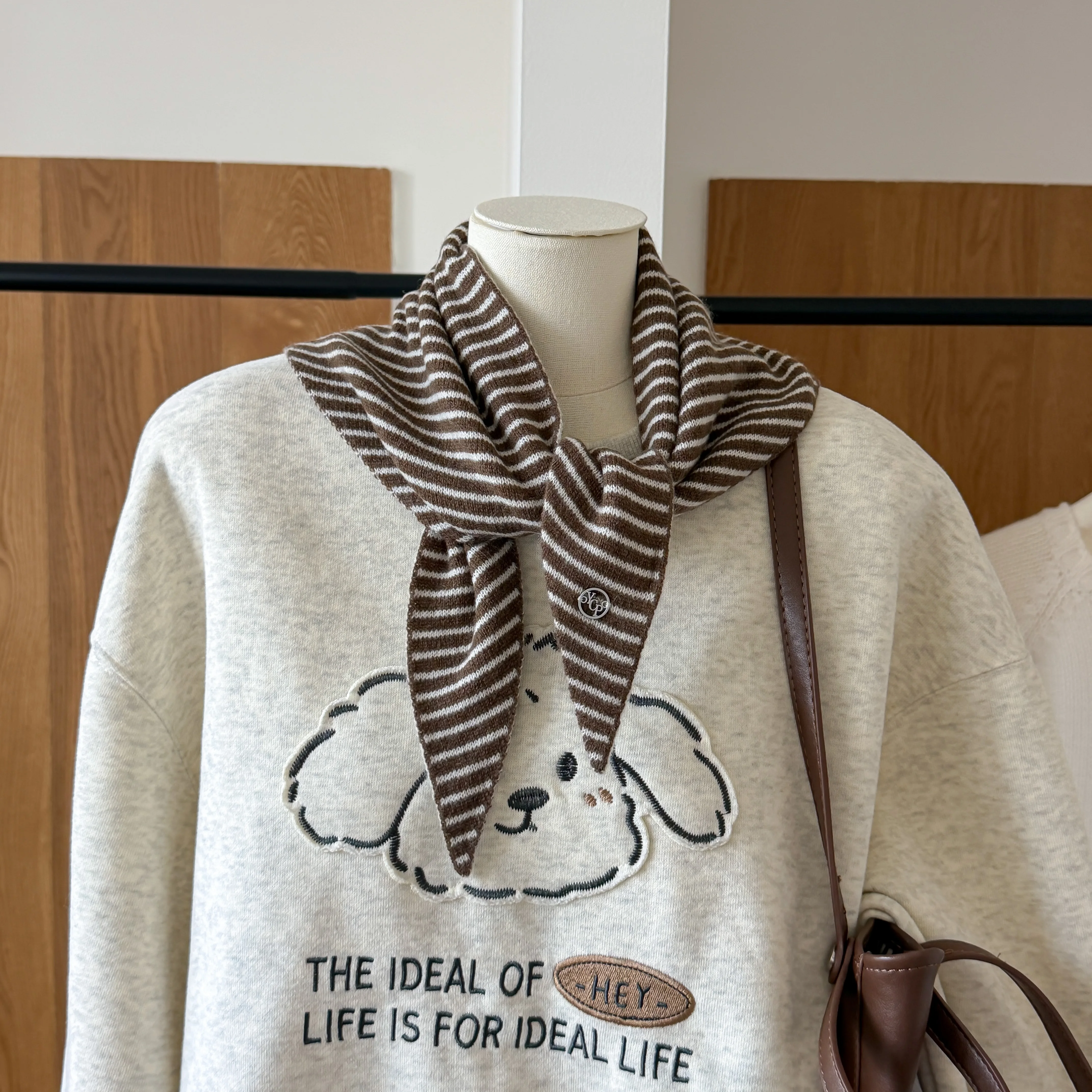A Piece of Autumn and Winter Decorative Striped Pure Wool 100% Knitted Triangle Scarf for Women, Used as a Fake Collar, Decorative Scarf for Air-Conditioned Rooms, and Fashionable Shawl
