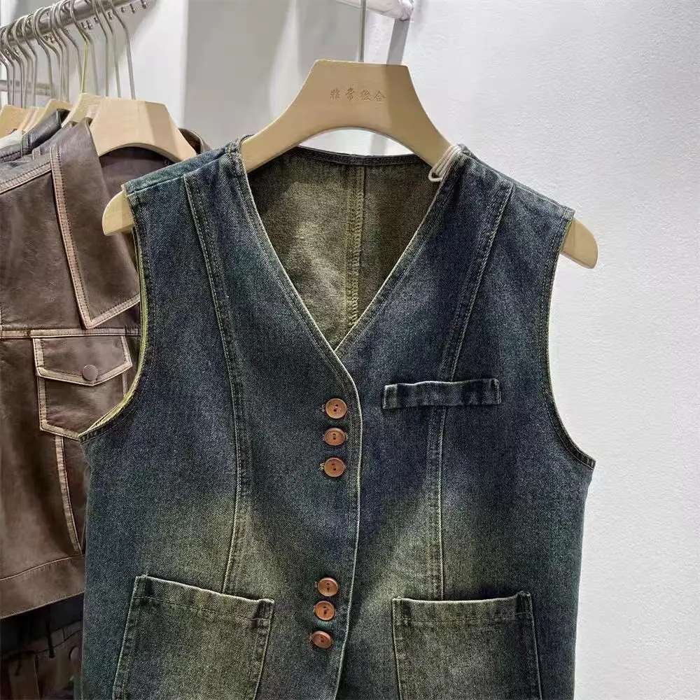 Retro sem mangas denim colete feminino 2025 primavera novo vintage com decote em v curto versátil jaqueta chique botão bolso topo na moda