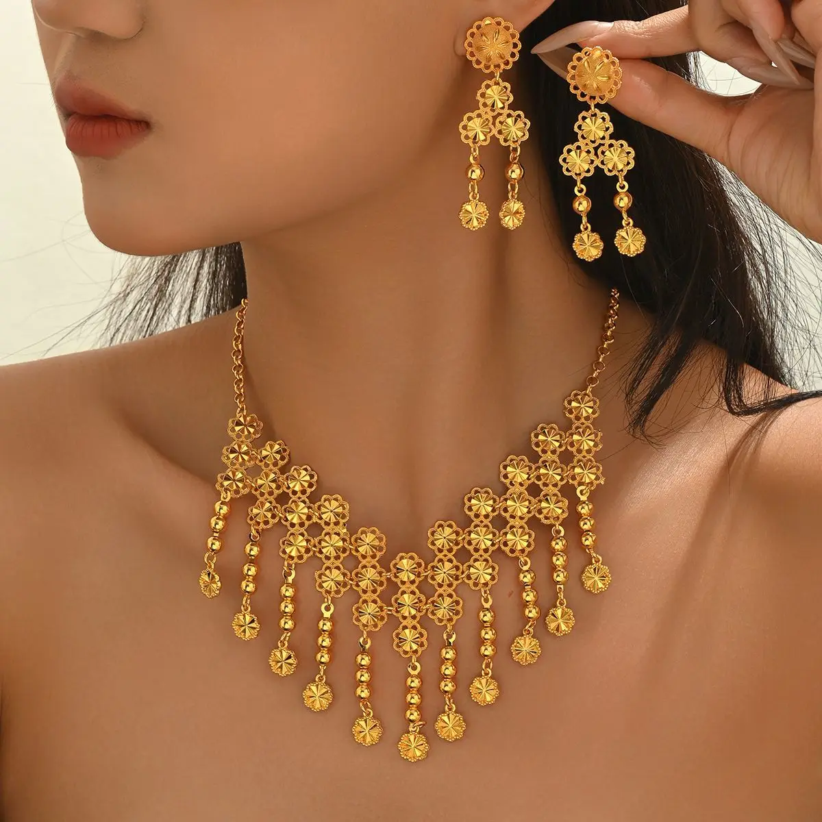 

New Dubai Fashion 24K Gold Plated Necklace and Earrings - Exquisite Engagement Party Jewelry Set for Your Beloved