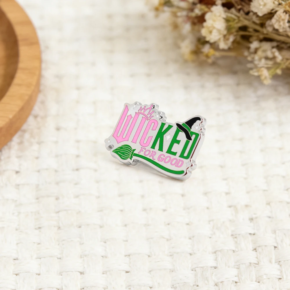 Wicked – Die beste Emaille-Brosche, inspiriert vom Broadway-Musical, Anstecknadel, Hexenhüte, Kronen, Fantasy-Accessoires, Geschenk für Musical-Fans – Detail 8