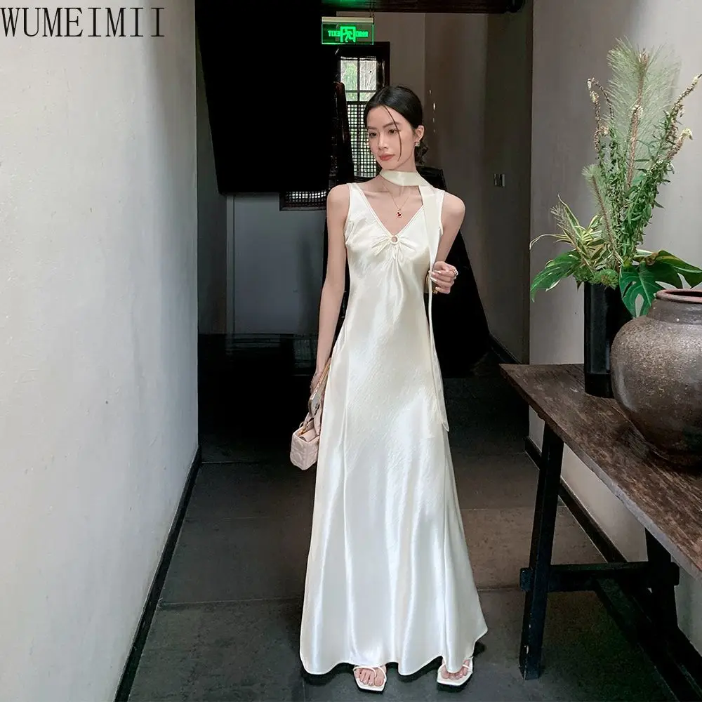 

French high-end streamer design beige satin V-neck pleated dress, summer new waist slim dress