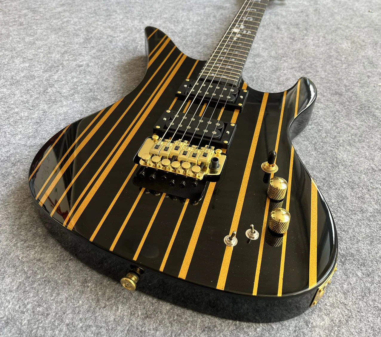 

Высококачественная гитара Synyster Solid Body черного цвета с золотыми полосками - модель 2026