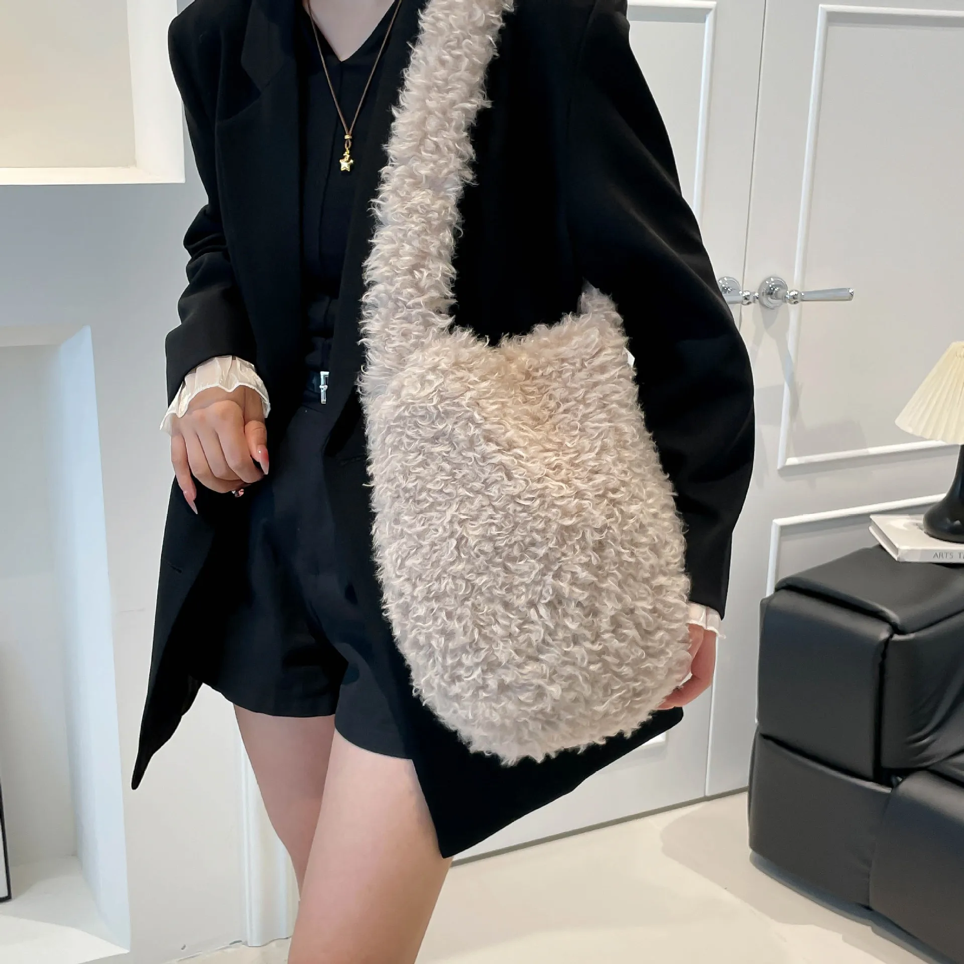 Korean Version Autumn and Winter New Women's Fashionable Versatile Practical Fashion Long-Haired Furry Shoulder Crossbody Bag