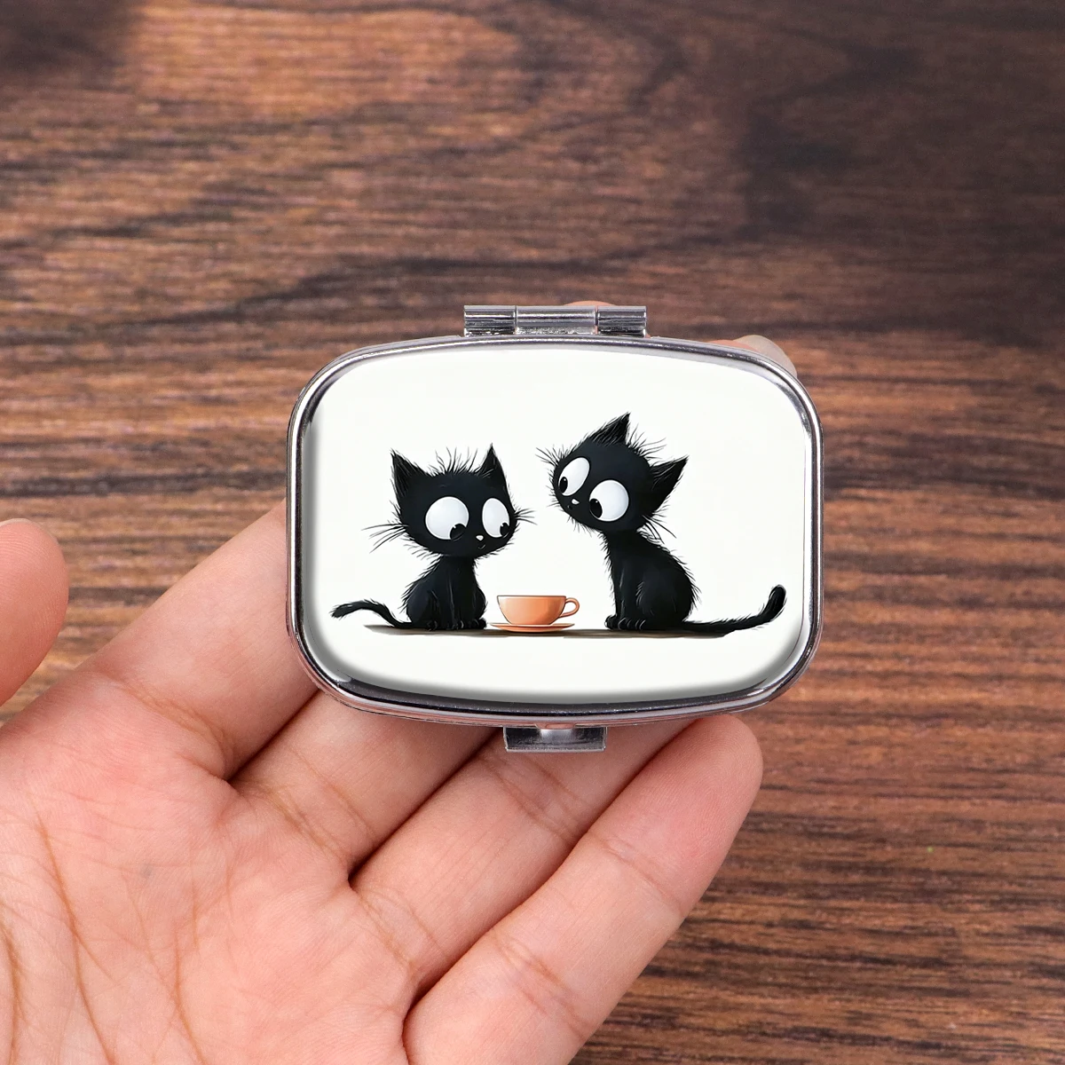 Lustiges Katzen-Pillendöschen, bedrucktes Metall-Pillendöschen mit 2 Fächern, tragbare Mini-Pillenbox für unterwegs, humorvolle Zitate, Taschen-Medikamentenhalter, Geschenk – Detail 7