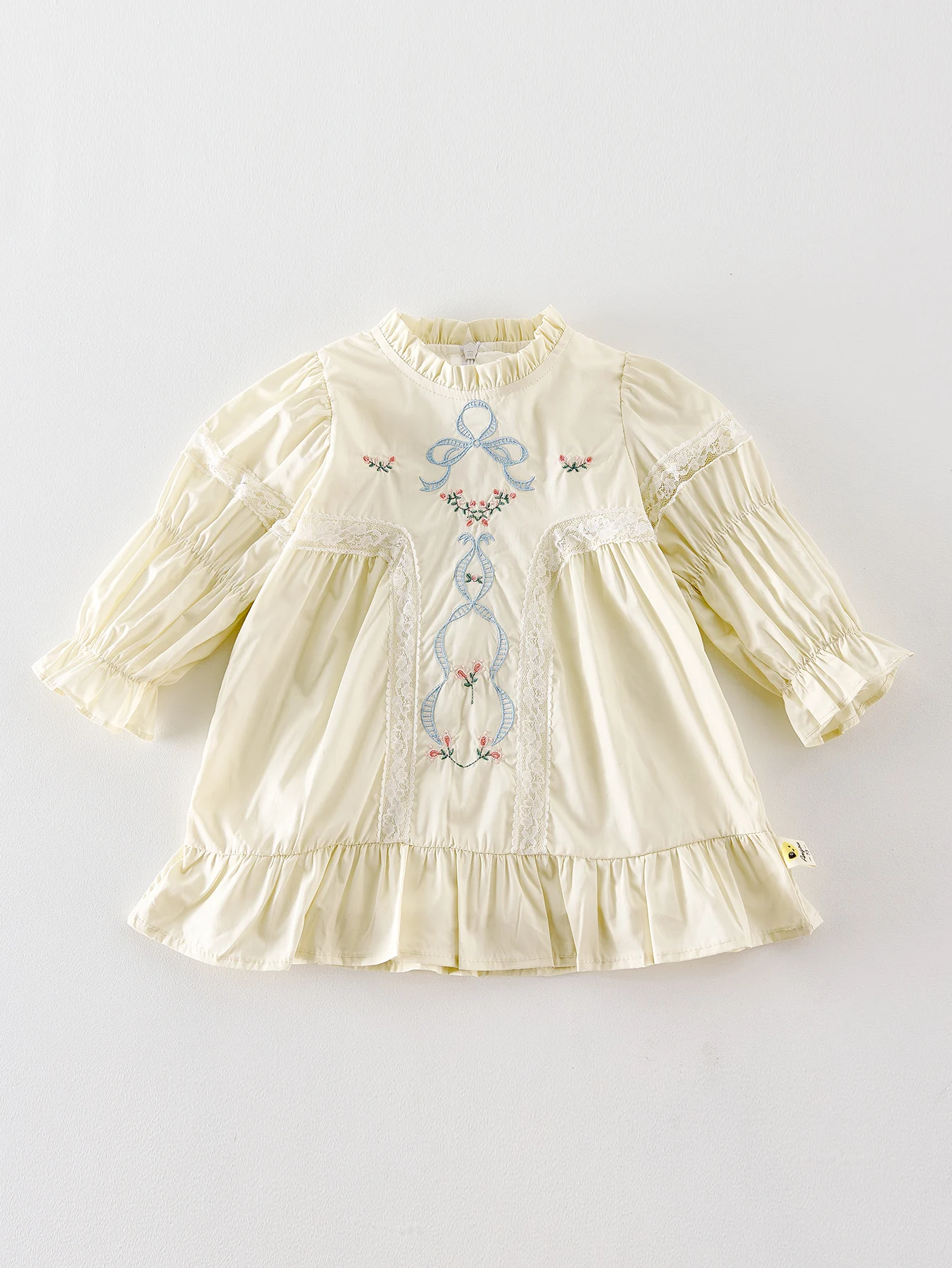 

An autumn girl's embroidered long-sleeved sweet dress with bow and lace decorations