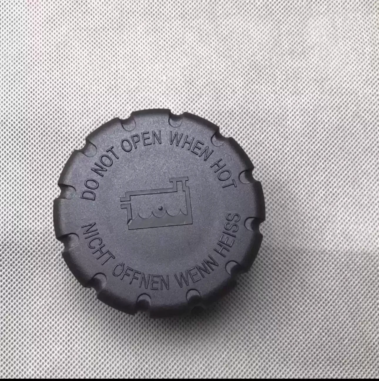 Suitable for Mercedes Benz kettle lid C180L C200L E200 E260 E300 antifreeze kettle lid, water tank auxiliary kettle lid