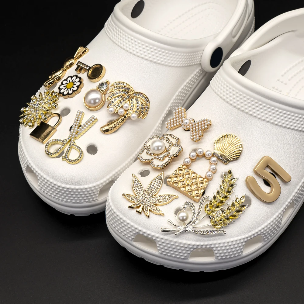 1 قطعة الأحذية المعدنية الذهبية السحر الزهور فراشة الأحذية الزينة أربع أوراق البرسيم قلوب ستار دبابيس للنساء الفتيات لصالح الهدايا