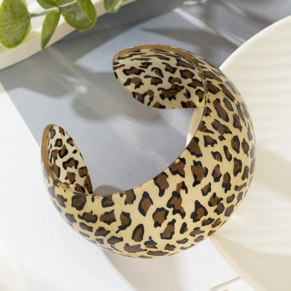 Pulseiras de punho de resina com estampa de leopardo design exagerado material de resina pulseira exagerada estilo de casal aberto