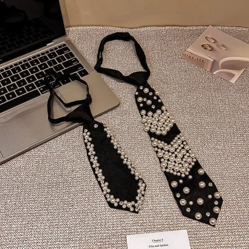 Vorgefertigte schwarze modische Krawatten mit Kunstperlen-Strass-Verzierung, perfekt für Partys, Hochzeiten, den Alltag und besondere Anlässe. – Detail 1
