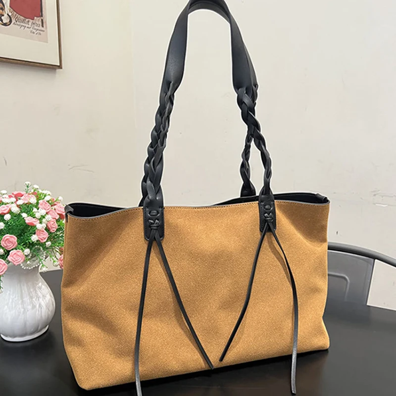 

Брендовая коричневая замшевая сумка-тоут, женская стильная сумка с плетеной ручкой, большая вместительная сумка на плечо контрастного цвета с кисточками, дорожная сумка