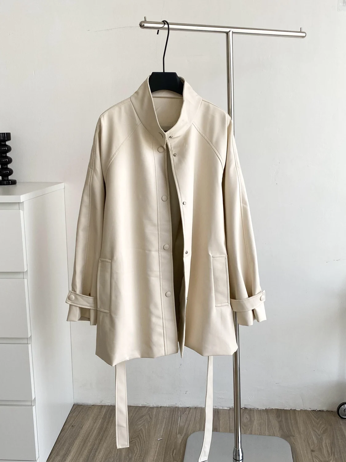 Briti Sle-abrigo con cuello levantado para mujer, chaqueta holgada informal Vintage con cinturón en la cintura, longitud media, de cuero, otoño 2025, recién llegado