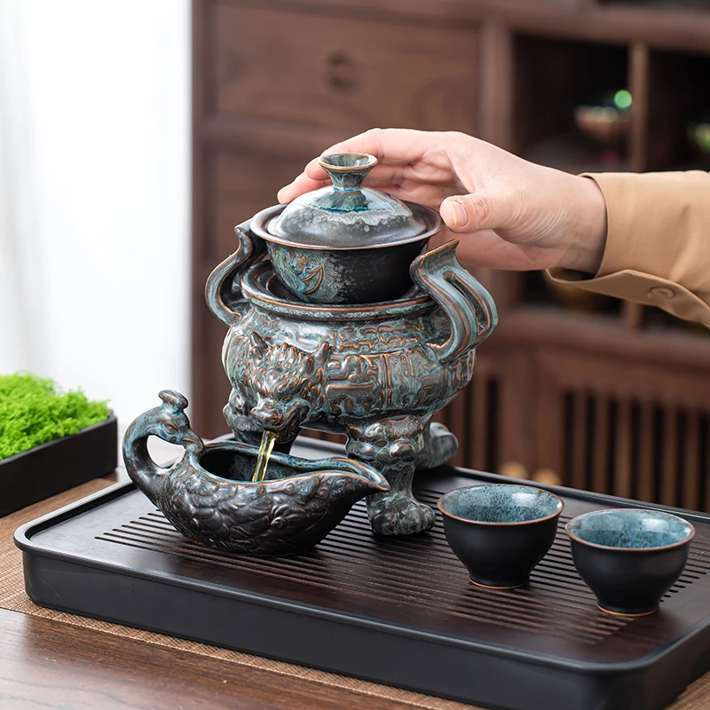 

1 Set of Rotating Teapot, Ceramic Kiln-Turned Dragon Tripod-Shaped Teapot Set, Teapot with 8 Teacups, Tea Tray, Semi-Automatic Tea Set, Lazy Kung Fu Tea Set, Coffee Drink Set All in One, Novel Tea Gift