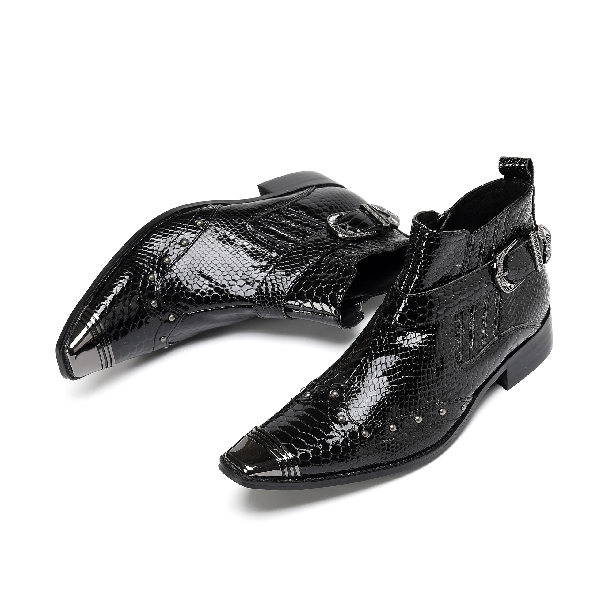 Glänzende, kurze Herrenstiefel mit Schlangenmuster, dekoriert mit Metallnieten und Schnallen, trendiges, personalisiertes Street-Style-Schuhwerk für Club, Bar und Party – Detail 12