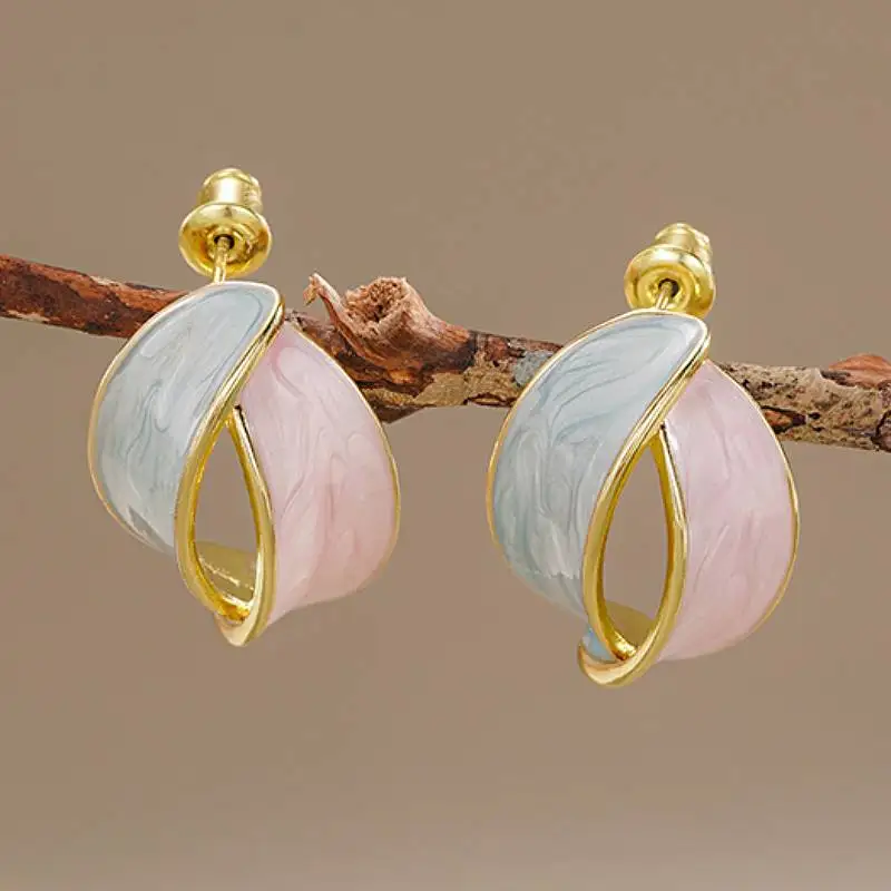 Huitan Ohrstecker im Wellendesign für Damen, frischer Stil mit rosa/mintgrünem Emaille, ästhetisches Party-Accessoire, trendiger Hochzeitsschmuck