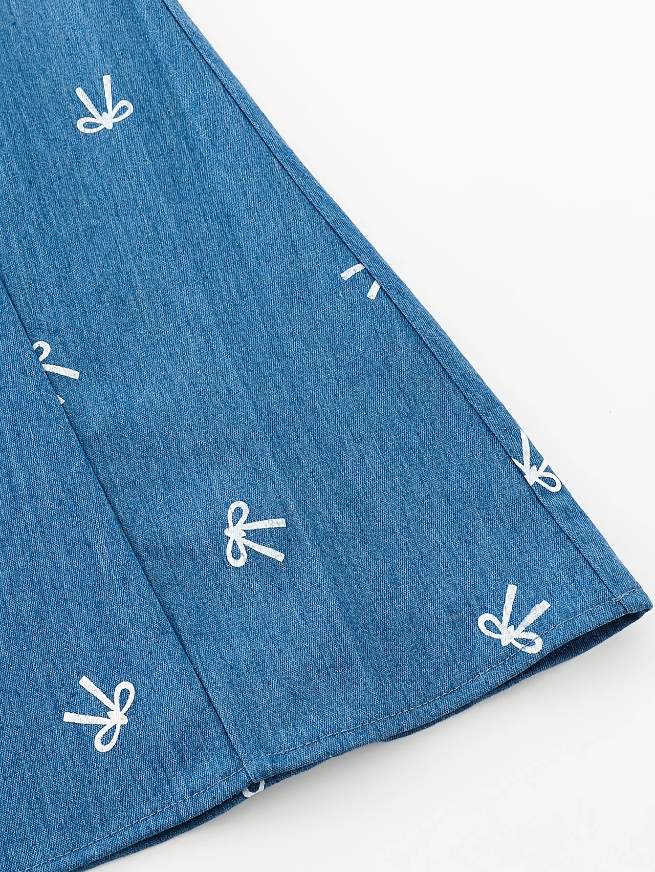 Einteiliges Jeans-Slip-Kleid für Mädchen, quadratischer Spaghettiträger, A-Linien-Mini-Jeanskleid mit 2 Schulterbändern und durchgehender weißer Schleifenstickerei – Detail 6