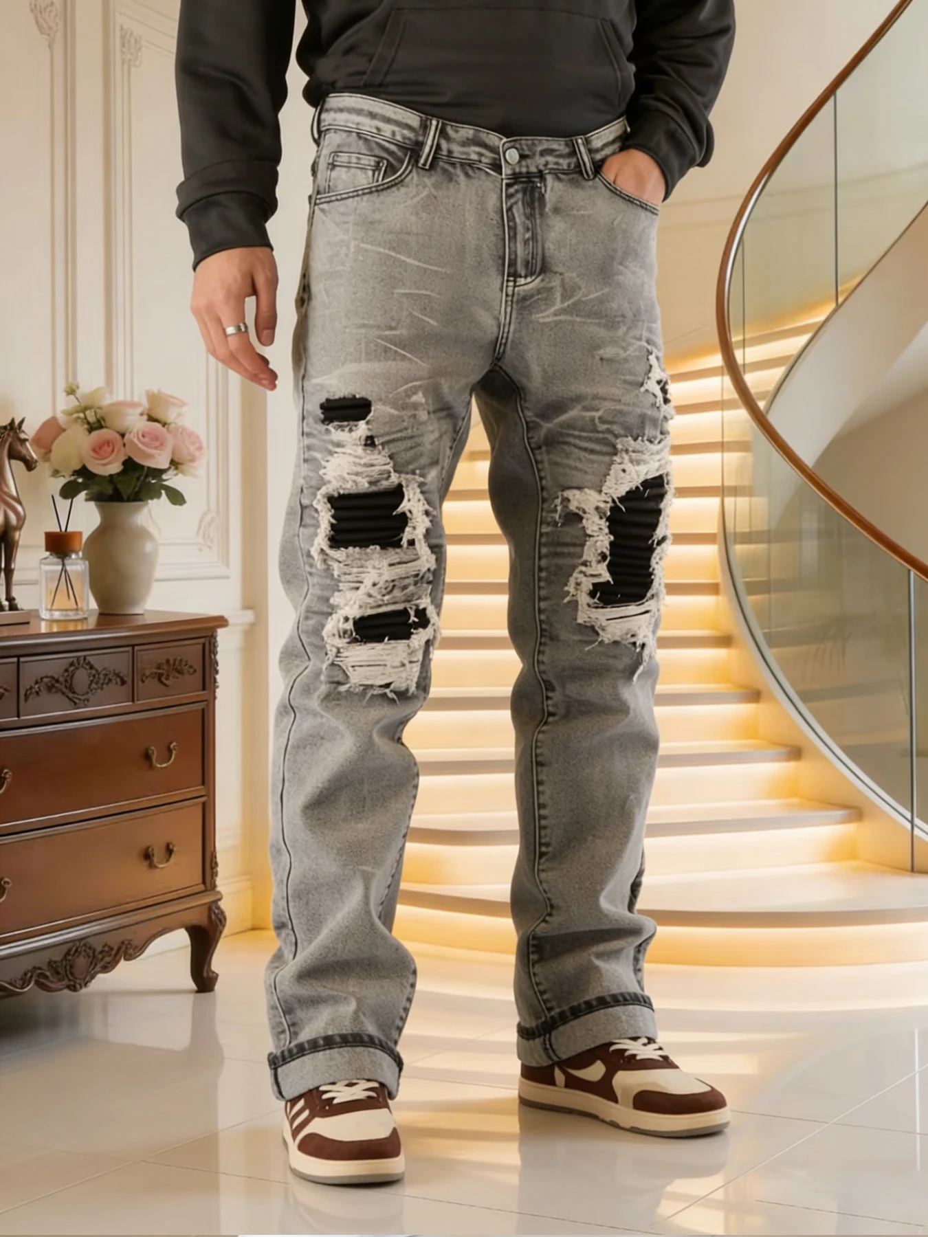 

Мужские джинсы оверсайз в американском уличном стиле с черными нашивками и рваными краями, модные, универсальные, брендовые.