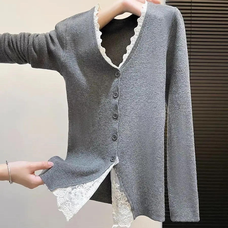 Jesienno-zimowa nowa damska długa bluzka z dekoltem w serek, koronkowymi wstawkami, dopasowany krój, wysokiej jakości, codzienna, modna góra.