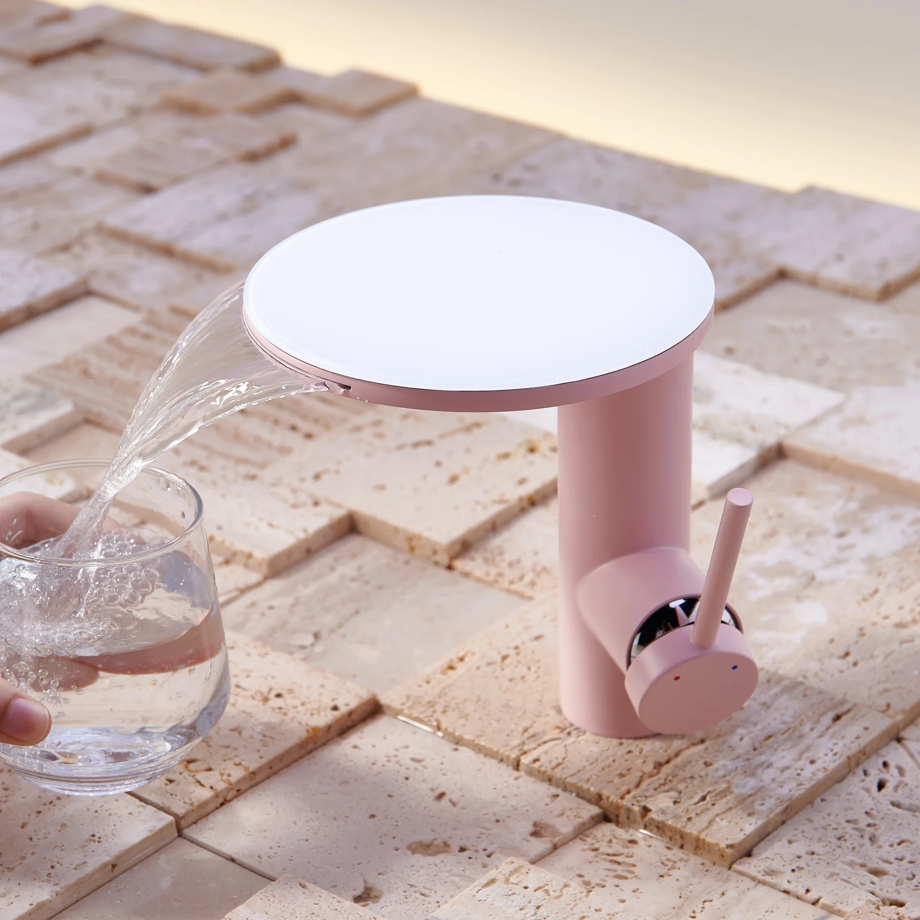 

Новый смеситель для раковины с водопадом для ванной комнаты, белый, розовый, смеситель для раковины, настенный кран для горячей и холодной воды, кран для унитаза, смеситель для раковины