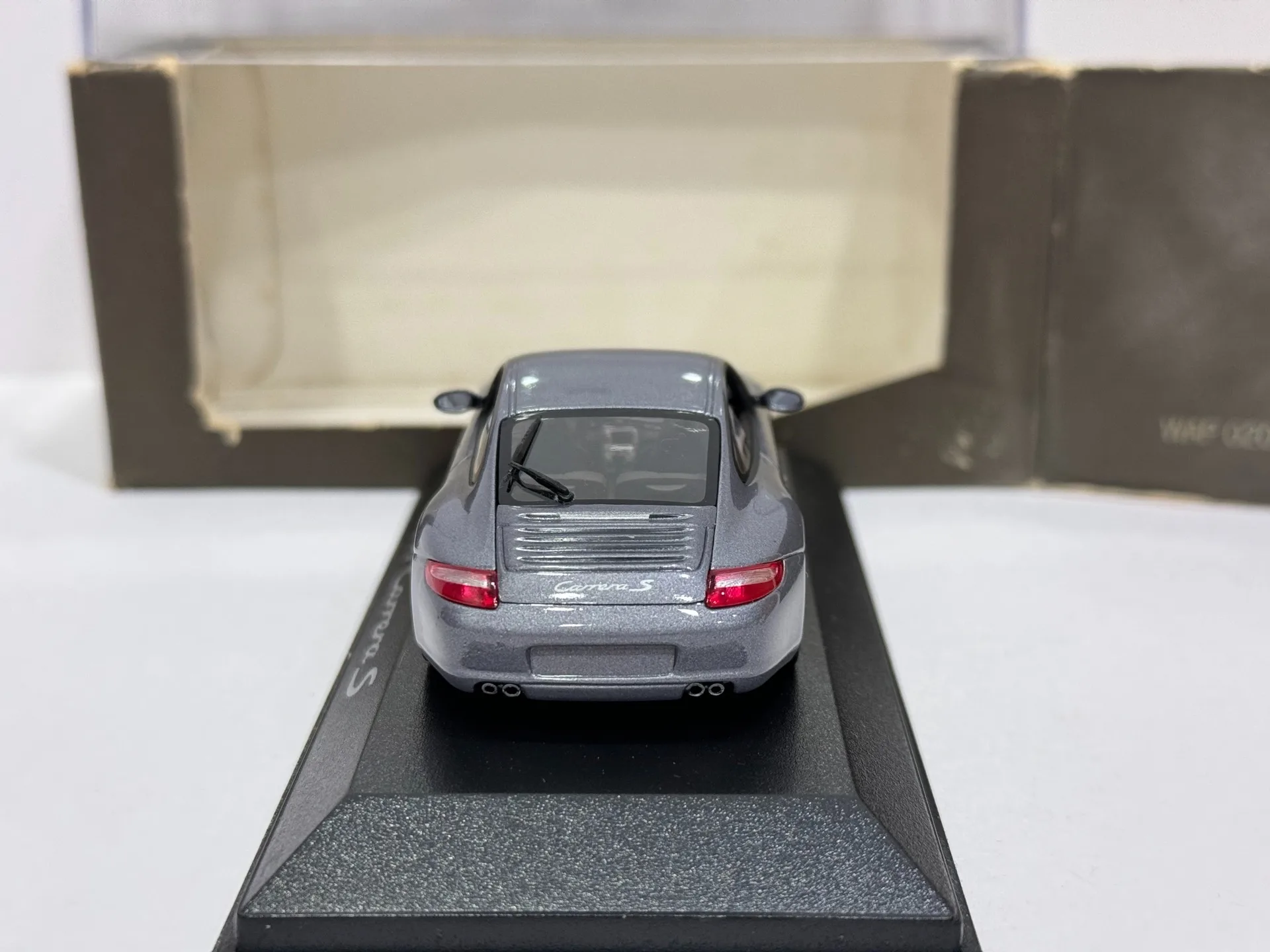 รถโมเดลไดแคสต์ Diecast Minichamps ขนาด 1/43 รุ่น Porsche 911 Carrera S ทำจากโลหะผสม ของสะสม ของเล่น ของที่ระลึก กล่องผิด ของชำร่วย อยู่ในสภาพเสียหาย